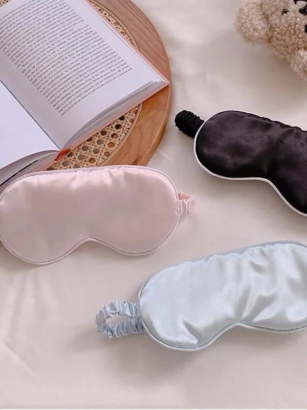 1 funda para ojos de seda sintética.
