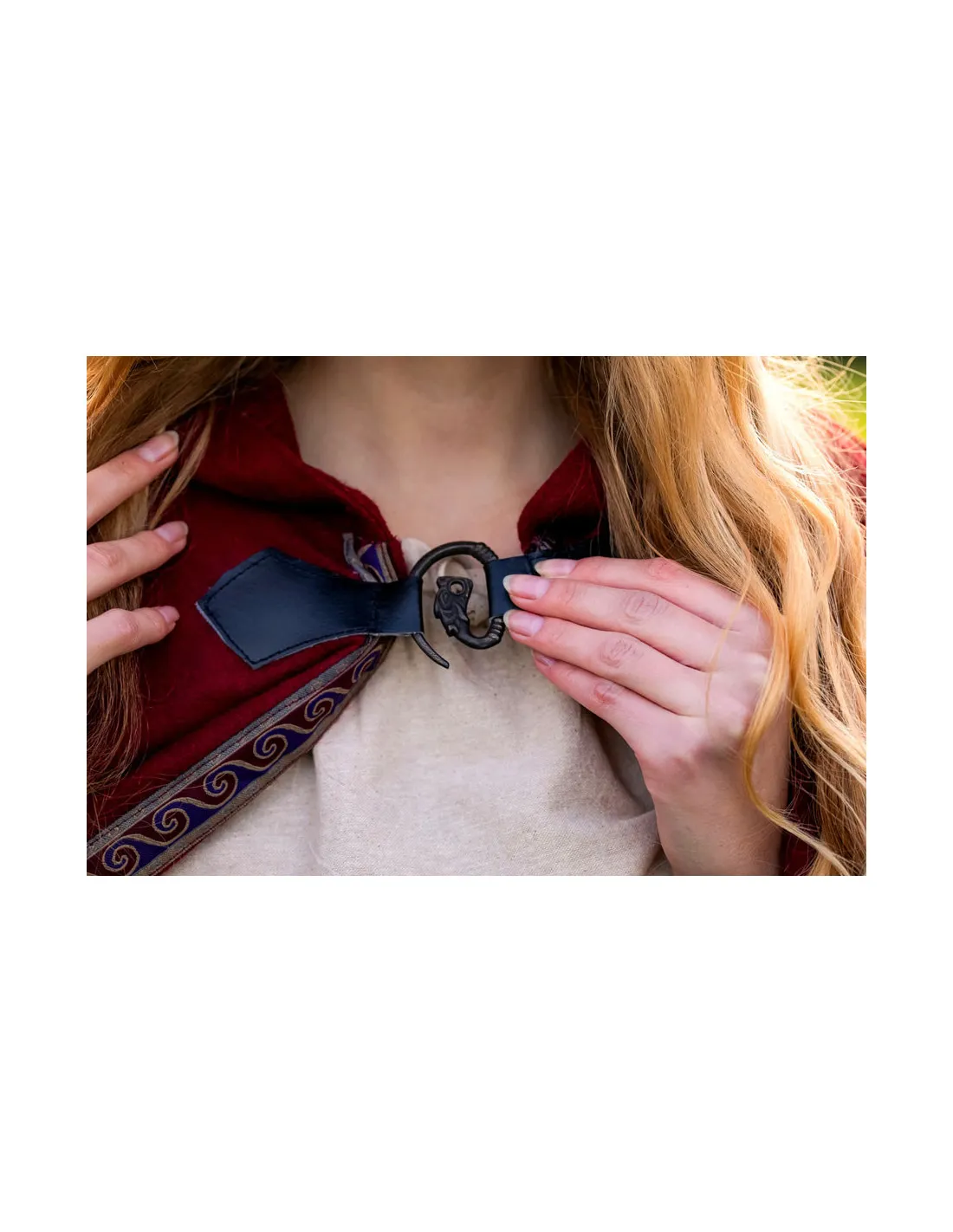 Capa medieval lana con bordados modelo Daniel, color rojo