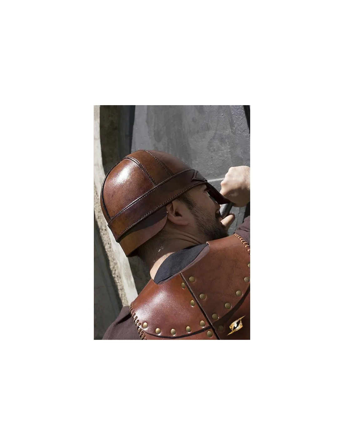 Casco medieval spangenhelm en cuero marrón para LARP