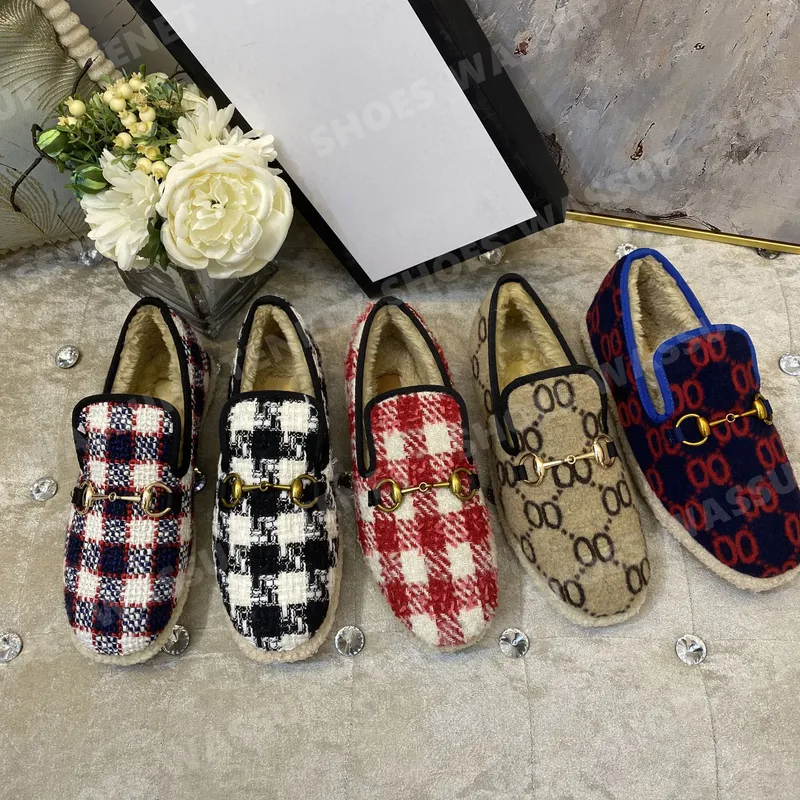 Diseñador de mocasillas para caballos Mulas de la mujer zapatillas casuales botas de lana marrón texturas telas de goma de goma 