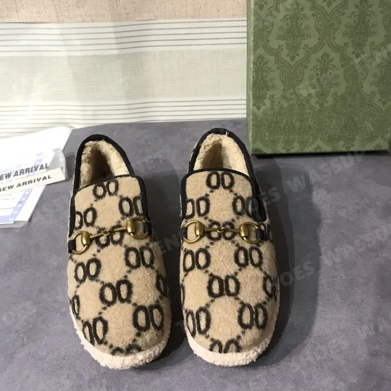 Diseñador de mocasillas para caballos Mulas de la mujer zapatillas casuales botas de lana marrón texturas telas de goma de goma 