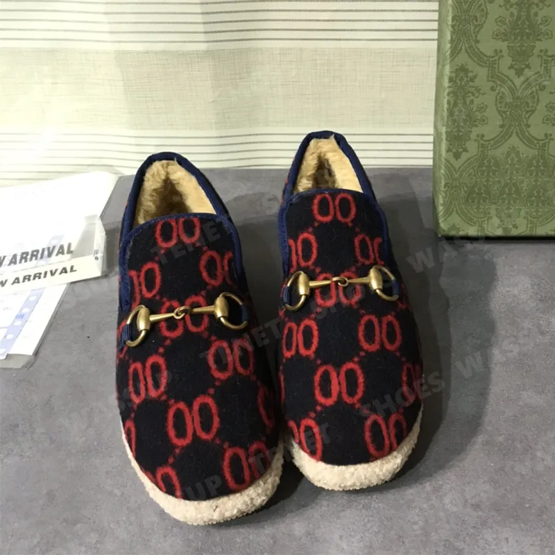 Diseñador de mocasillas para caballos Mulas de la mujer zapatillas casuales botas de lana marrón texturas telas de goma de goma 