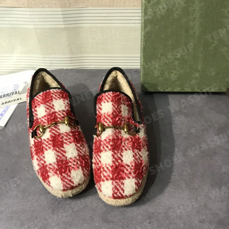 Diseñador de mocasillas para caballos Mulas de la mujer zapatillas casuales botas de lana marrón texturas telas de goma de goma 