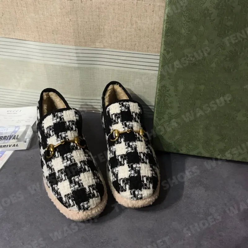 Diseñador de mocasillas para caballos Mulas de la mujer zapatillas casuales botas de lana marrón texturas telas de goma de goma 