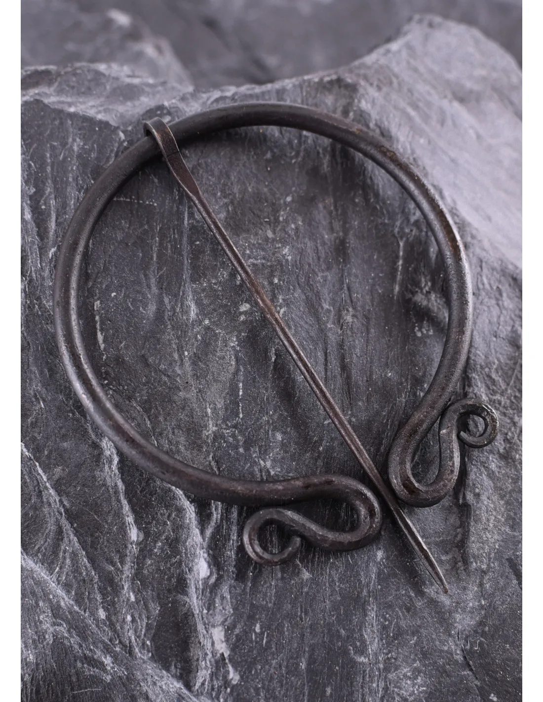 Fíbula medieval forjada a mano diseño doble espiral