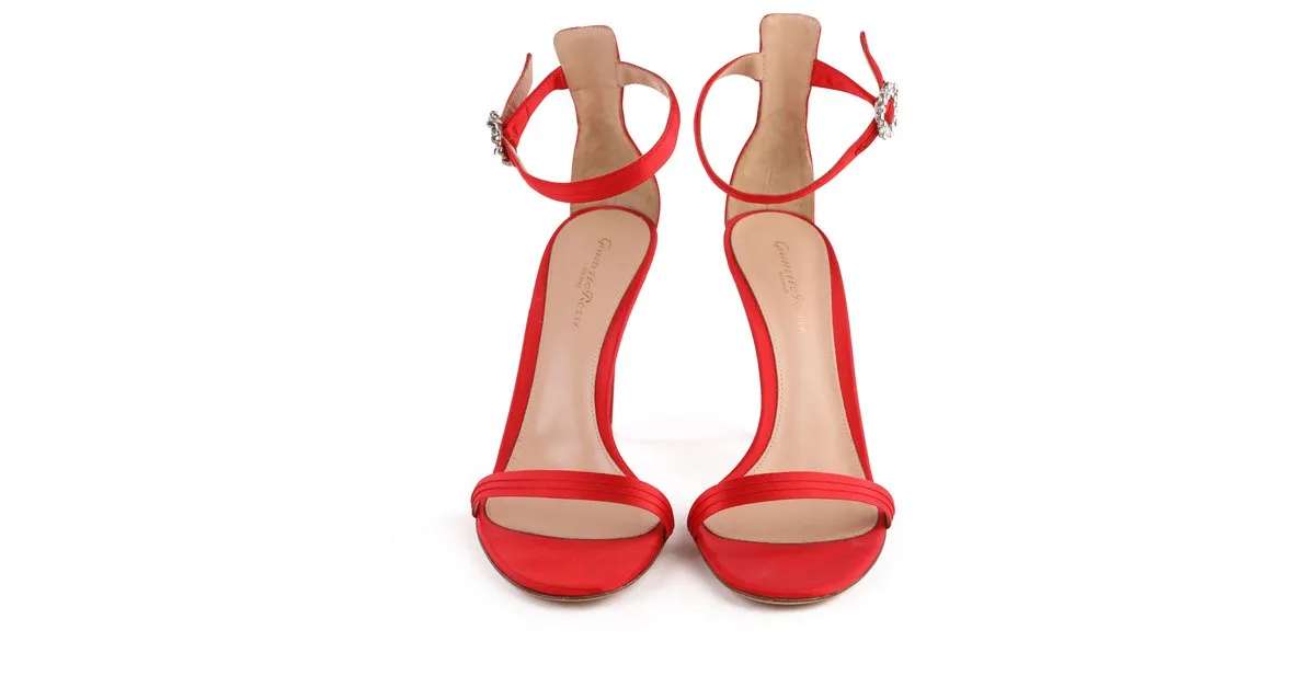 GIANVITO ROSSI PORTOFINO 100 Sandalias de satén rojas con adornos de cristal 