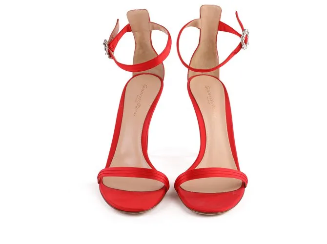 GIANVITO ROSSI PORTOFINO 100 Sandalias de satén rojas con adornos de cristal 