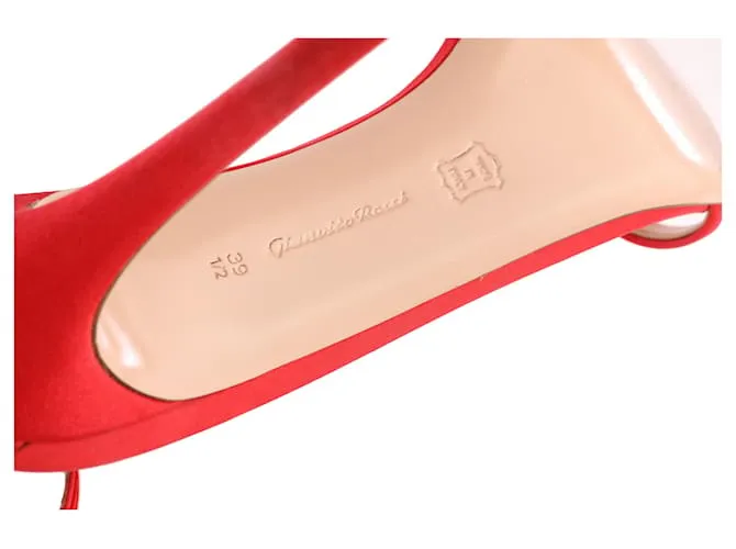 GIANVITO ROSSI PORTOFINO 100 Sandalias de satén rojas con adornos de cristal 