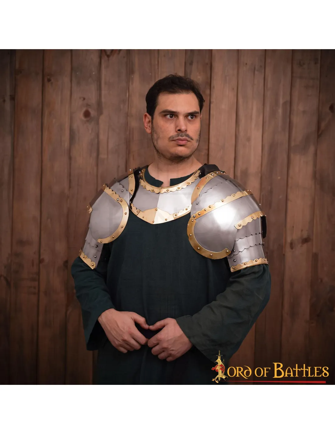 Gorjal medieval acero modelo Húsar con borde latonado