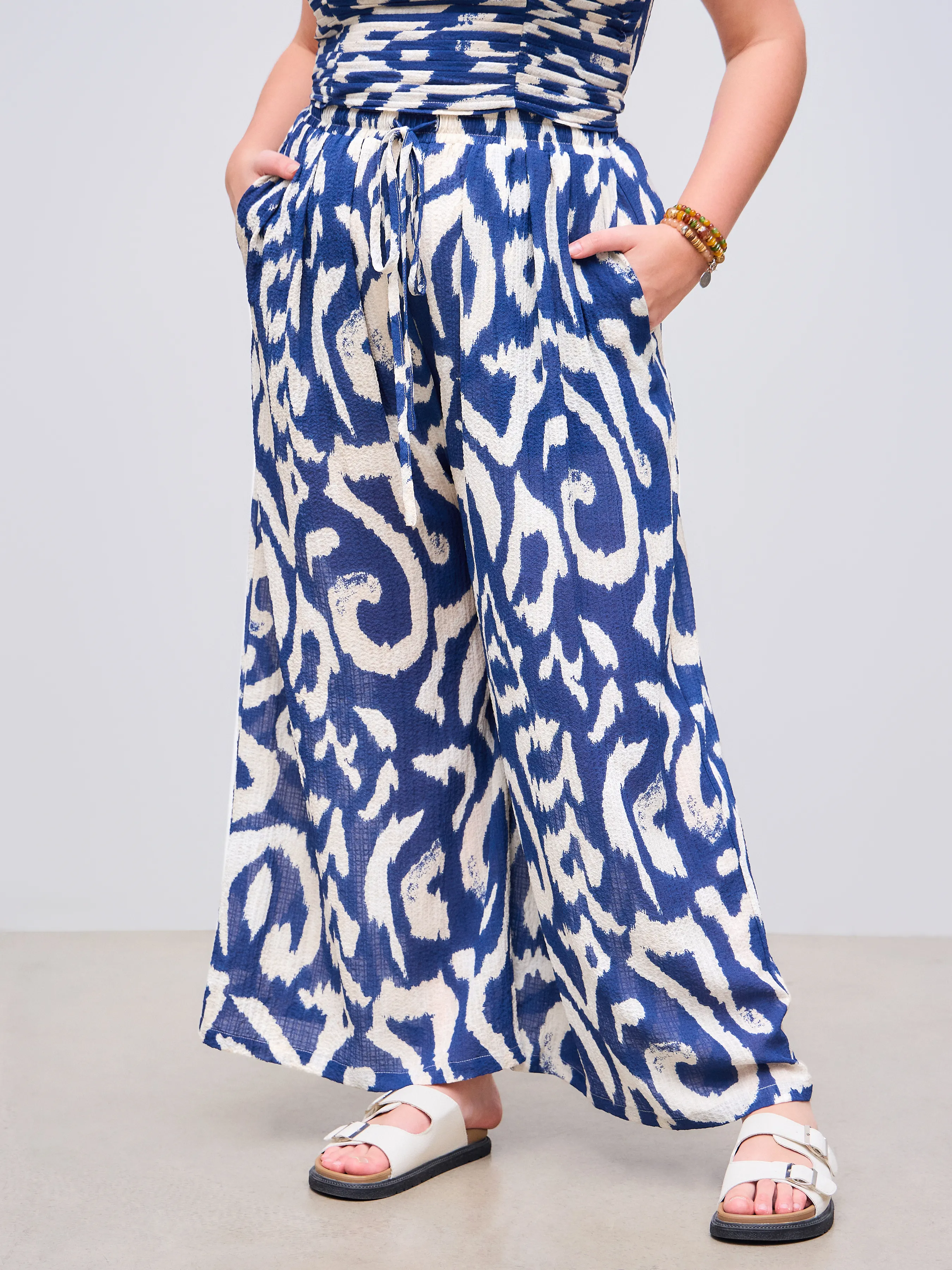 Pantalón Ancho de Pierna con Bolsillos y Estampado Abstracto de Tiro Medio Curvy