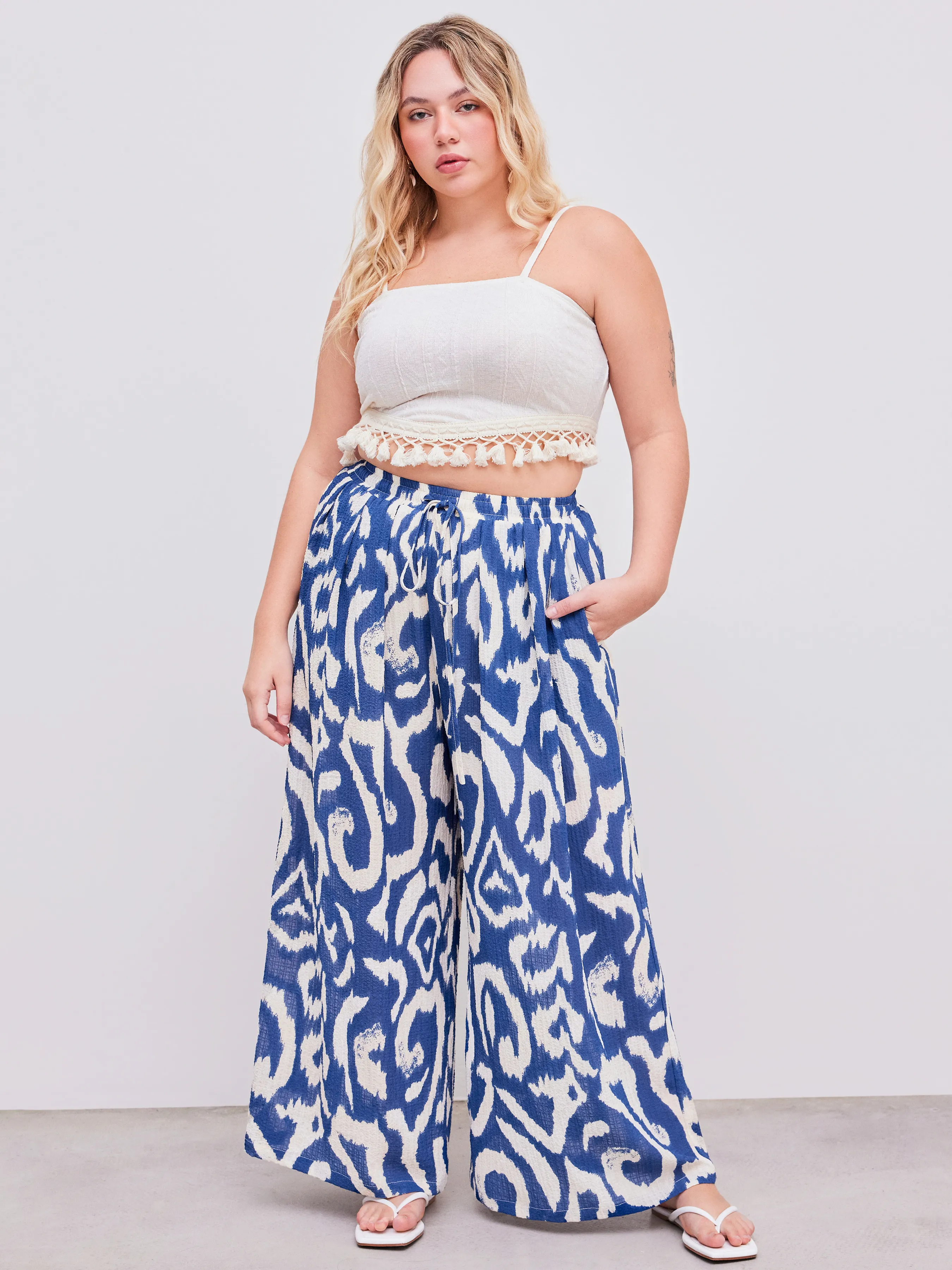 Pantalón Ancho de Pierna con Bolsillos y Estampado Abstracto de Tiro Medio Curvy