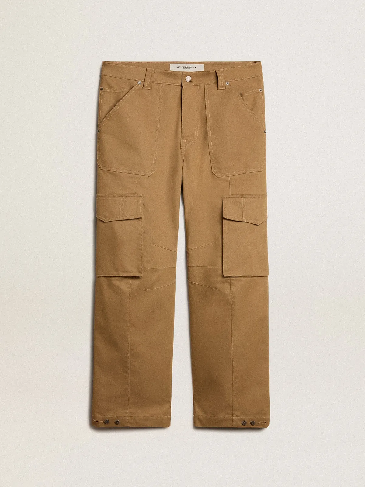 Pantalón cargo color caqui beige