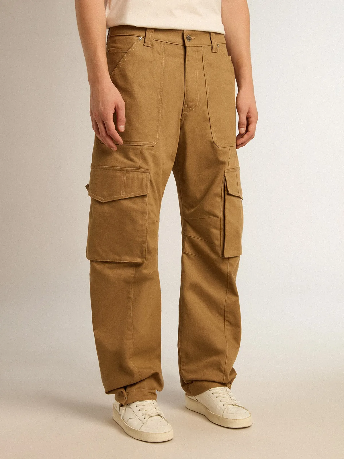 Pantalón cargo color caqui beige