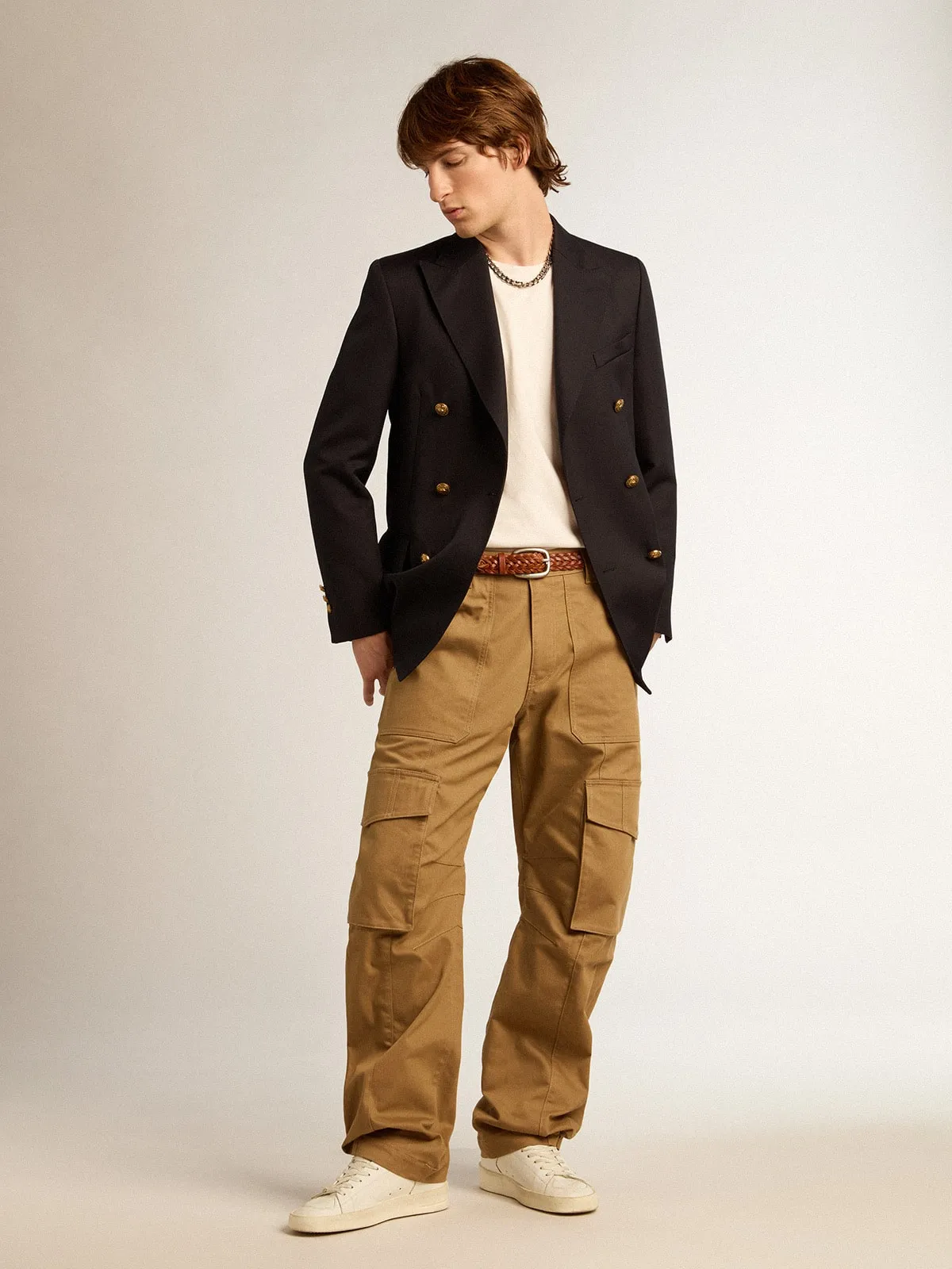 Pantalón cargo color caqui beige