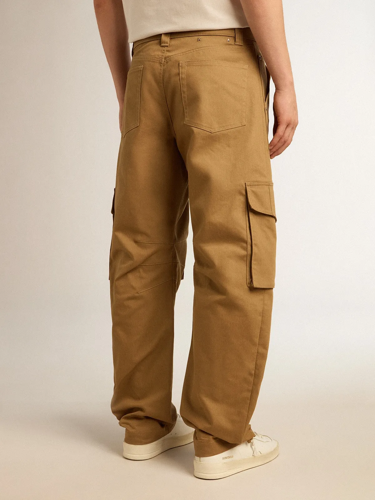 Pantalón cargo color caqui beige