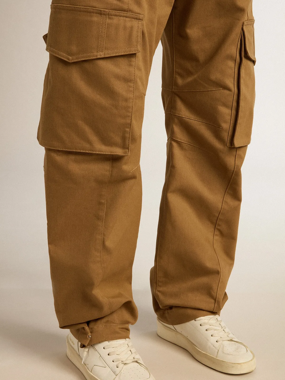 Pantalón cargo color caqui beige