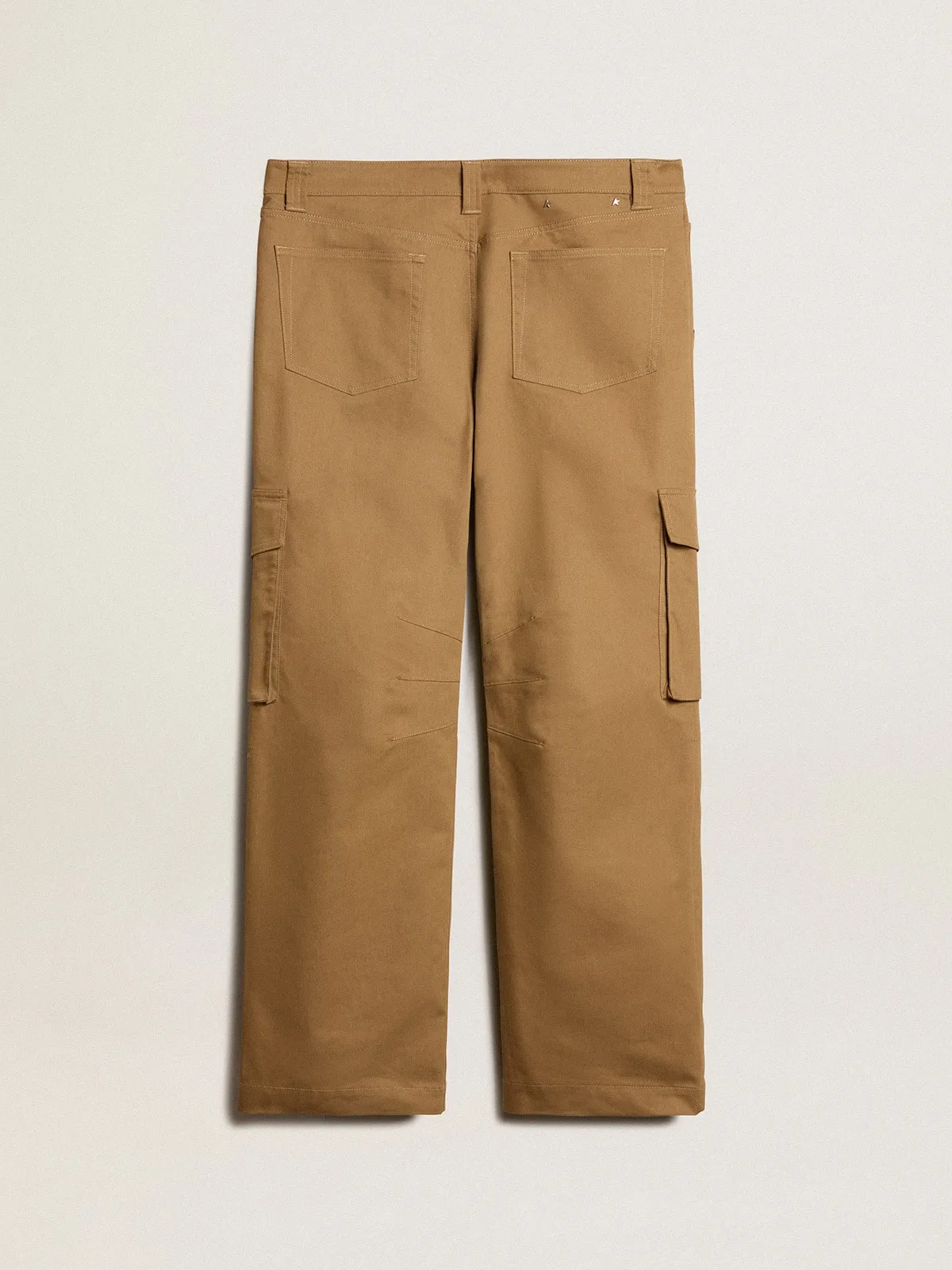 Pantalón cargo color caqui beige