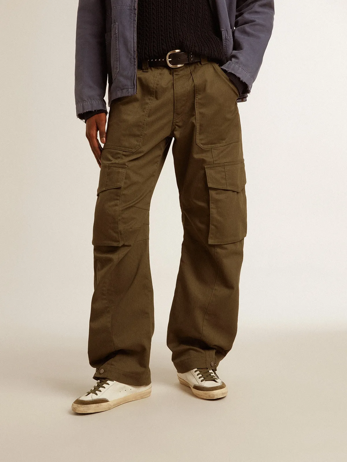 Pantalón cargo color verde oliva