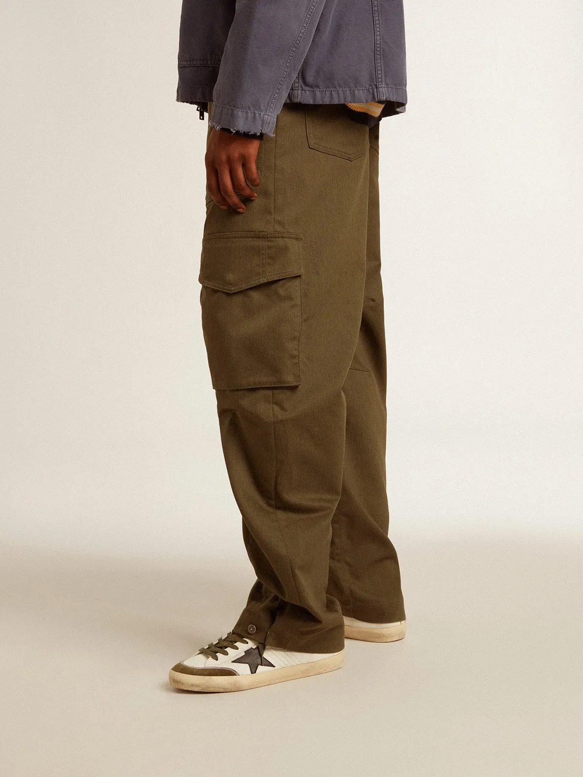 Pantalón cargo color verde oliva
