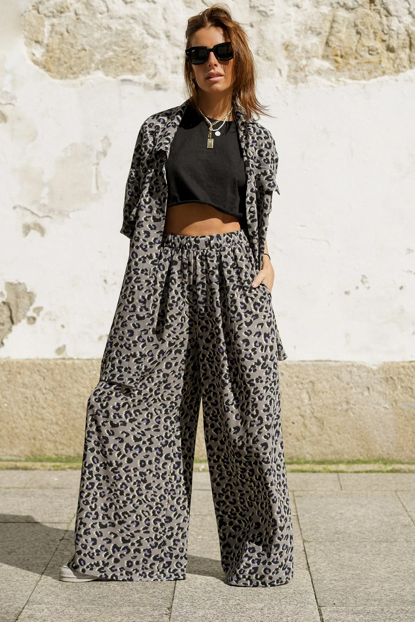 Pantalón wide leg animal print gris