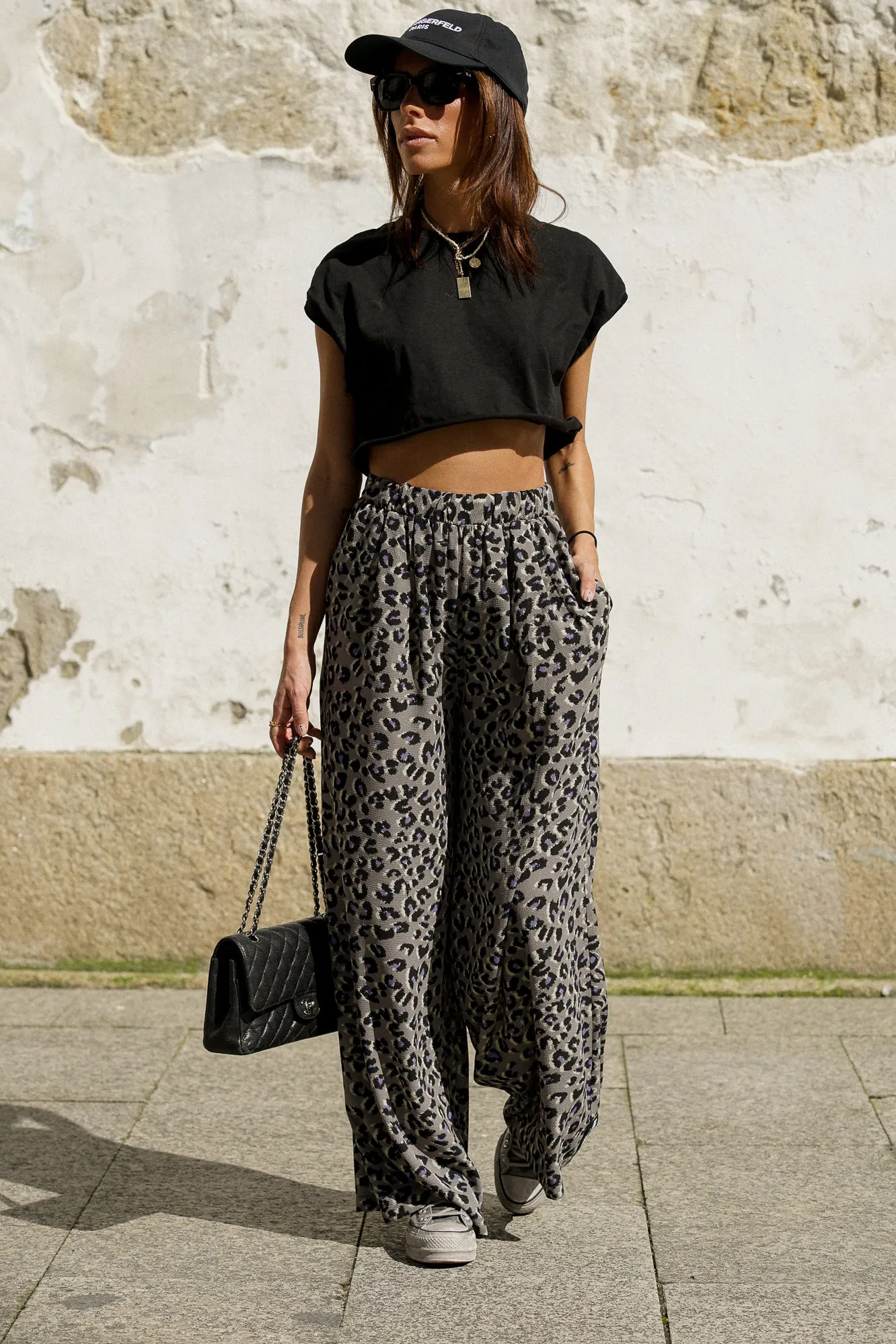 Pantalón wide leg animal print gris