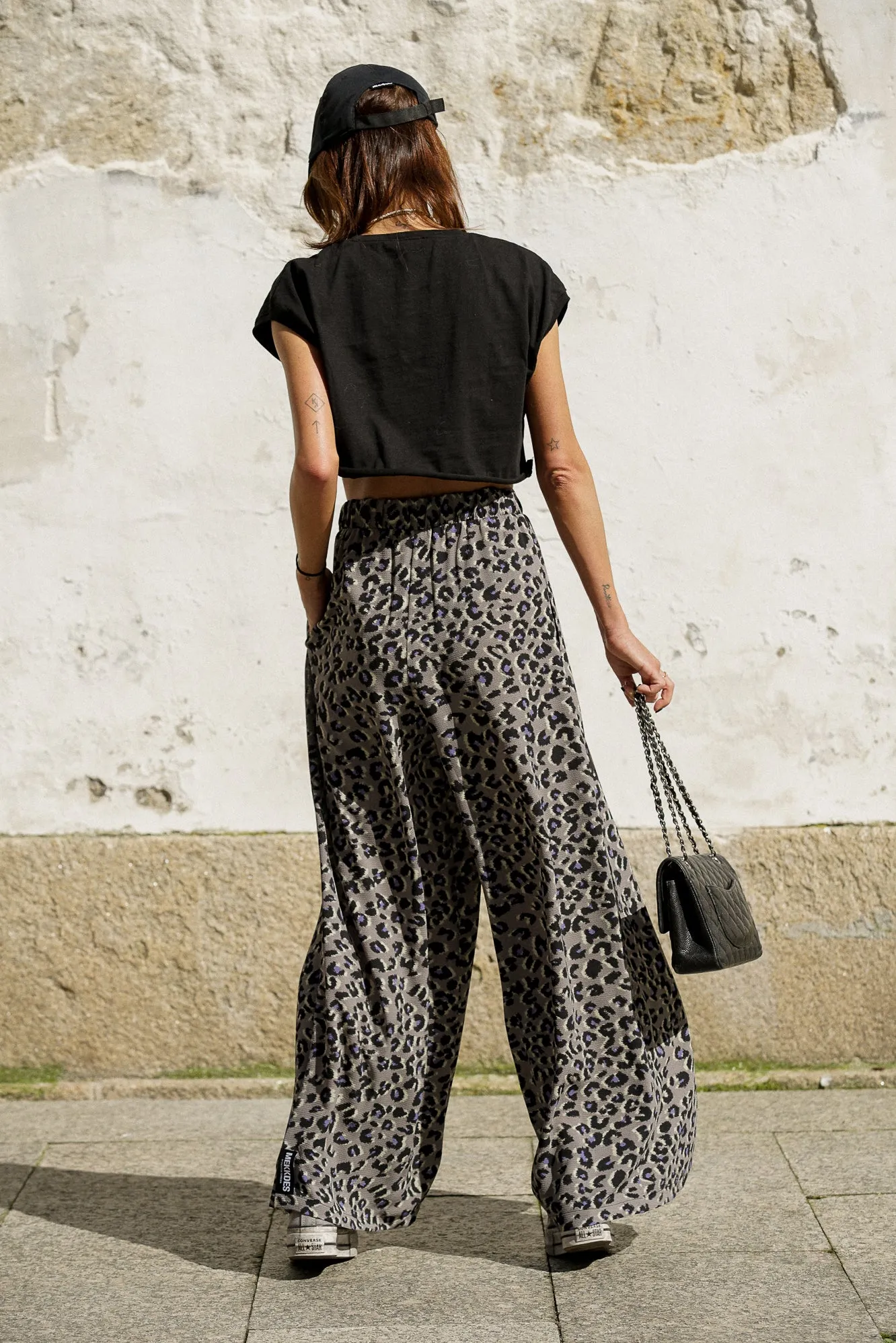 Pantalón wide leg animal print gris