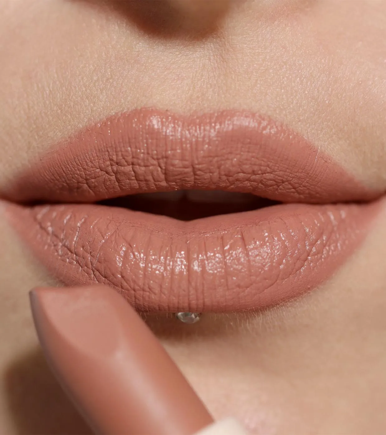 REVOLUTION  BARRA DE LABIOS SATINADA LIP ALLURE  CHAUFFEUR NUDE