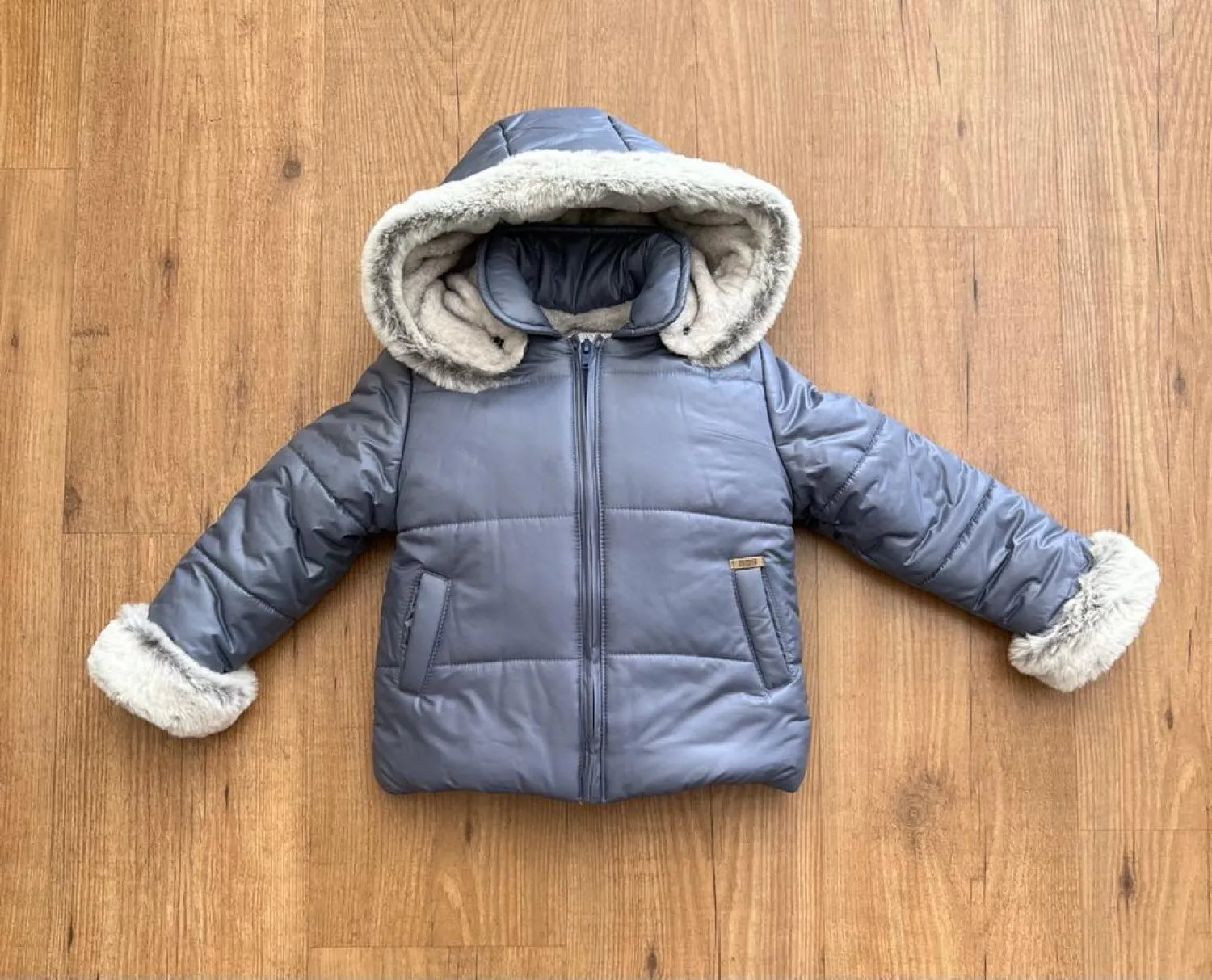 Unisex anorak in powder blue. inside hair