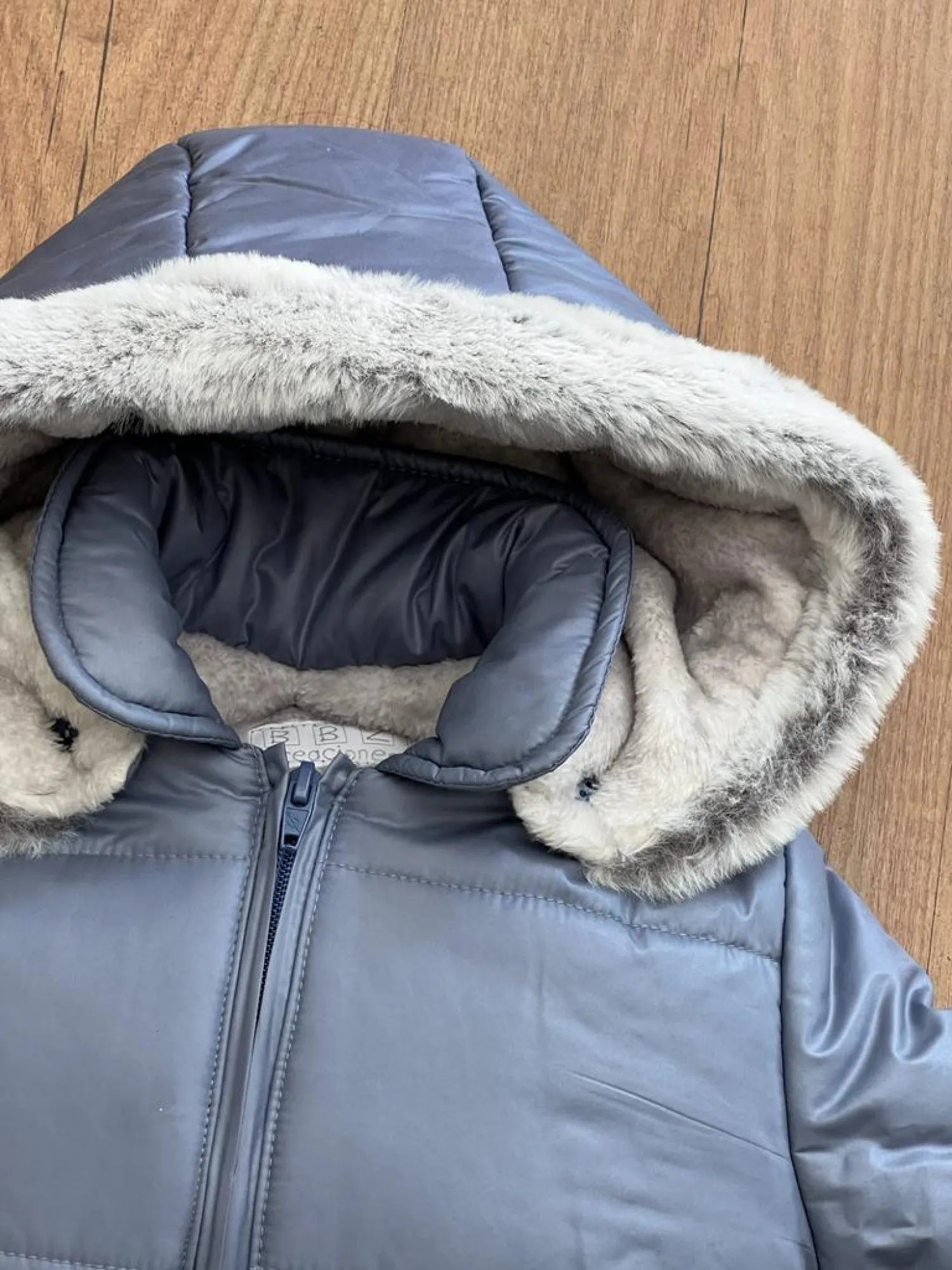 Unisex anorak in powder blue. inside hair