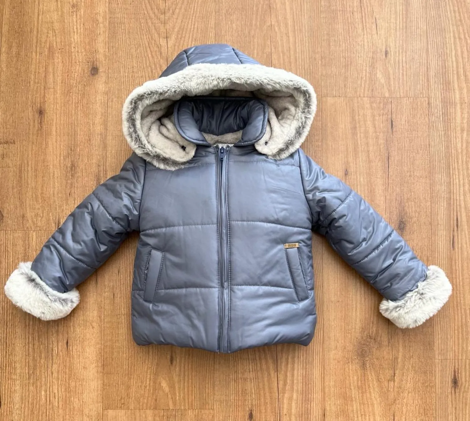 Unisex anorak in powder blue. inside hair
