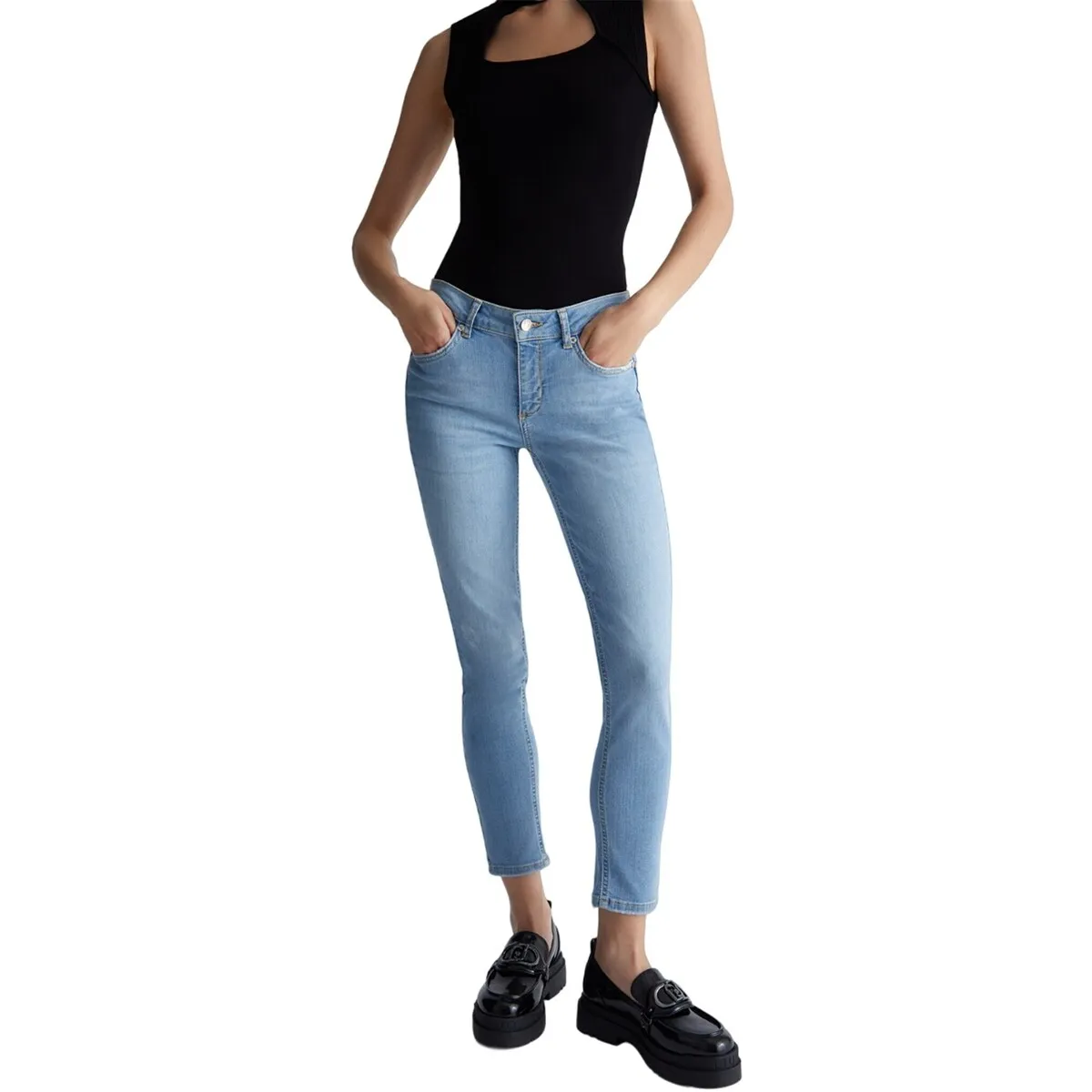 UXX037D4811