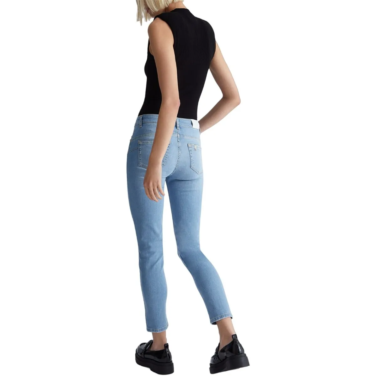 UXX037D4811