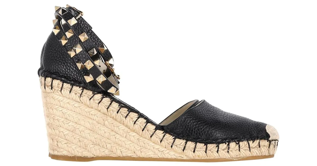 Valentino Garavani Sandalias de cuña Valentino Rockstud en cuero negro 