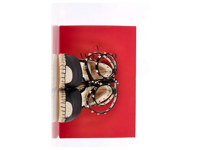 Valentino Garavani Sandalias de cuña Valentino Rockstud en cuero negro 