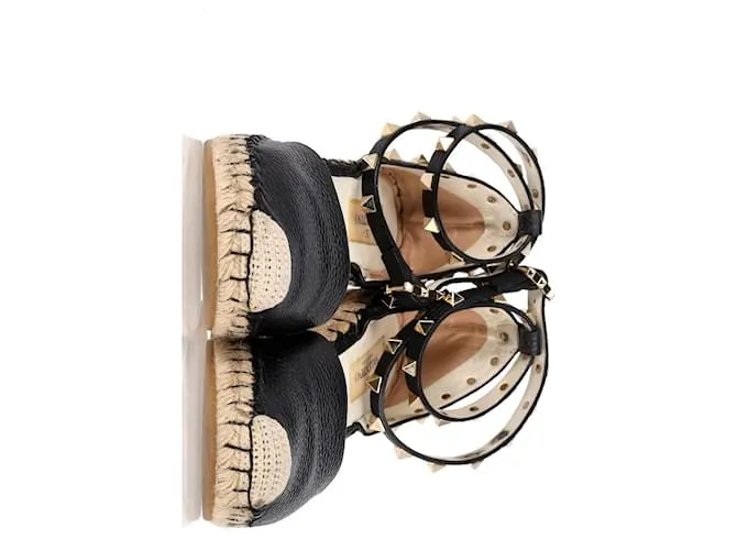 Valentino Garavani Sandalias de cuña Valentino Rockstud en cuero negro 