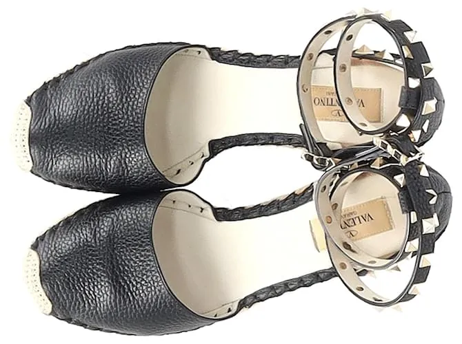 Valentino Garavani Sandalias de cuña Valentino Rockstud en cuero negro 