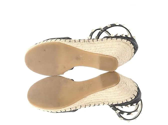 Valentino Garavani Sandalias de cuña Valentino Rockstud en cuero negro 