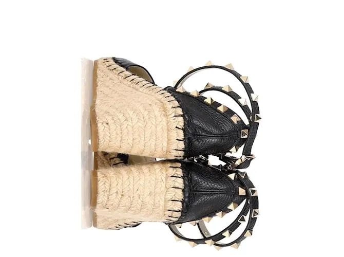 Valentino Garavani Sandalias de cuña Valentino Rockstud en cuero negro 