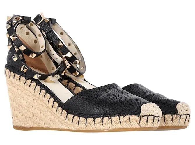 Valentino Garavani Sandalias de cuña Valentino Rockstud en cuero negro 
