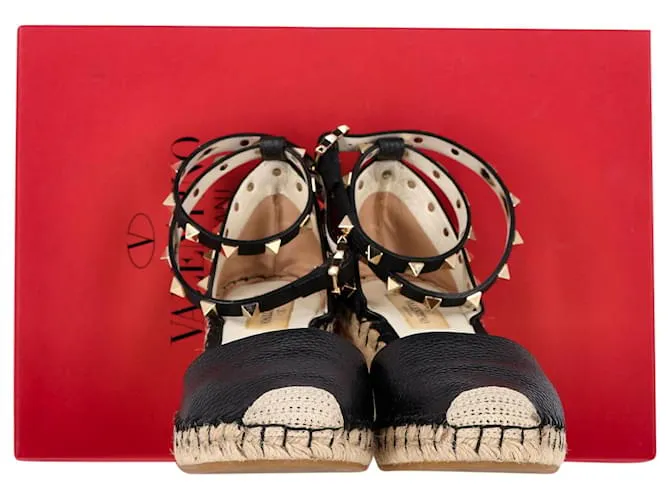Valentino Garavani Sandalias de cuña Valentino Rockstud en cuero negro 