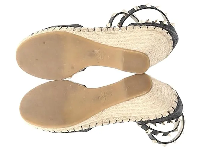 Valentino Garavani Sandalias de cuña Valentino Rockstud en cuero negro 