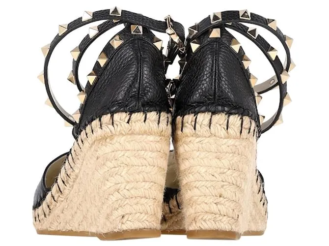 Valentino Garavani Sandalias de cuña Valentino Rockstud en cuero negro 