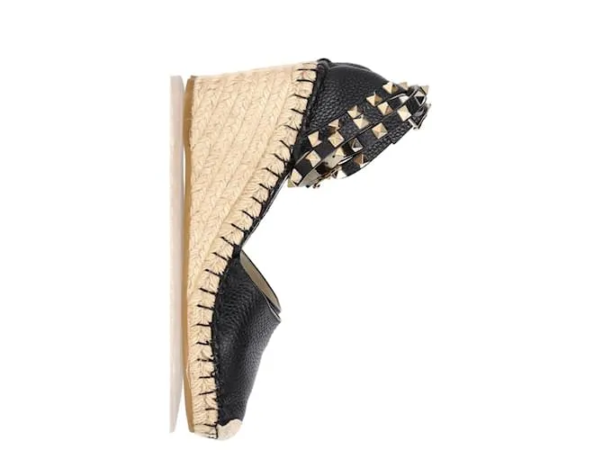 Valentino Garavani Sandalias de cuña Valentino Rockstud en cuero negro 