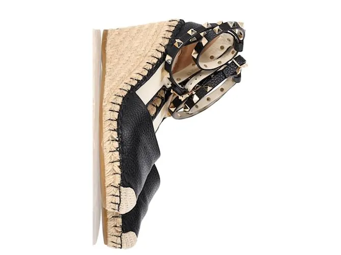 Valentino Garavani Sandalias de cuña Valentino Rockstud en cuero negro 
