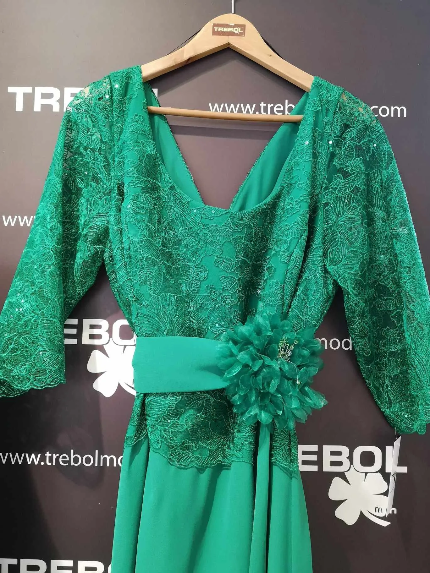Vestido con cuerpo de guipur