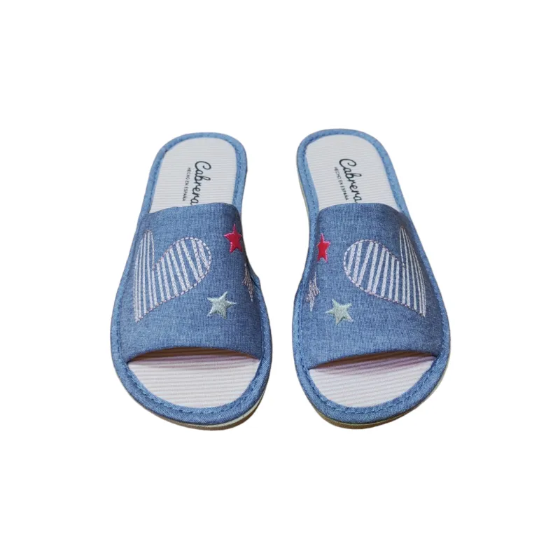 Zapatillas casa de verano con la puntera abierta fabricadas en tela con corazón bordado