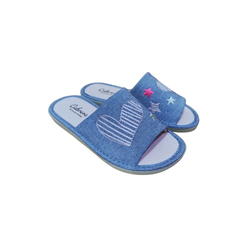 Zapatillas casa de verano con la puntera abierta fabricadas en tela con corazón bordado