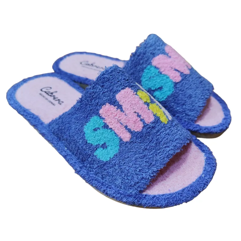 Zapatillas casa de verano con la puntera abierta fabricadas en toalla azul con la palabra smile